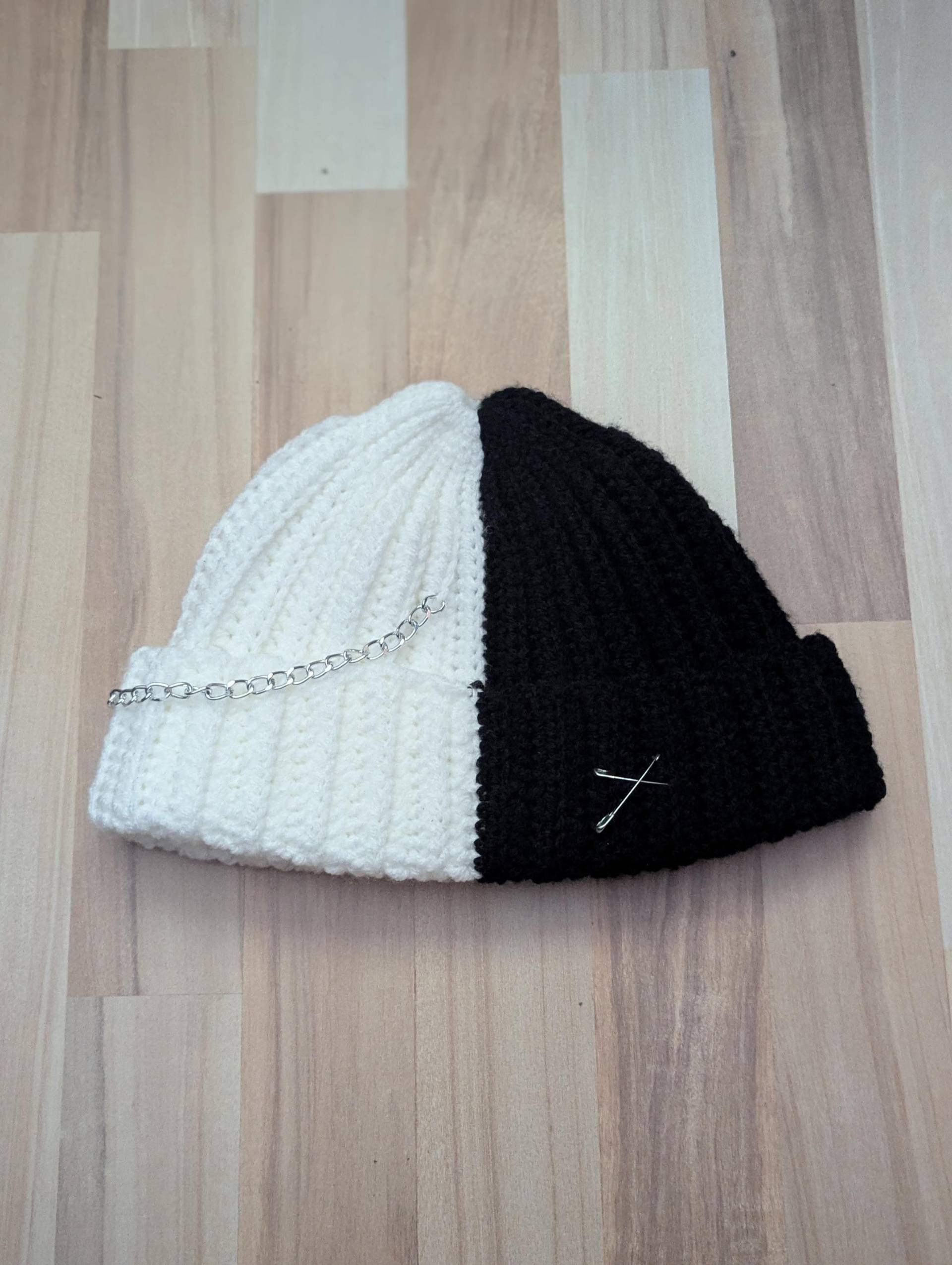 Gehaakte Gothic Beanie Twee Kleuren | Handgemaakte Alternatieve Wintermuts Unisex Crochet Hat Met Spikes & Accessoires Gift Goth Fashion von StitchcraftByFreja