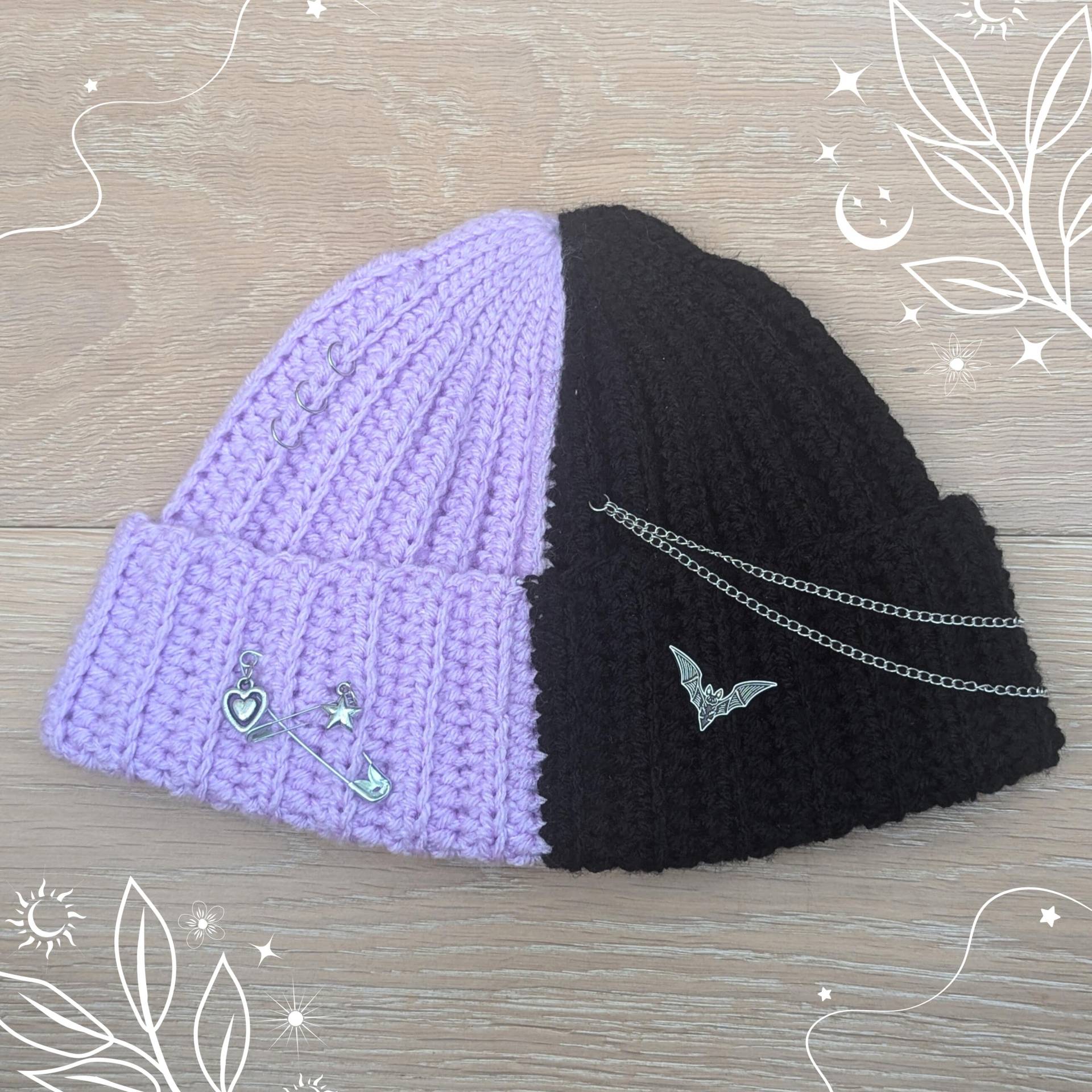 Gehaakte Gothic Beanie Twee Kleuren | Handgemaakte Alternatieve Wintermuts Unisex Crochet Hat Met Spikes & Accessoires Kawaii Goth von StitchcraftByFreja