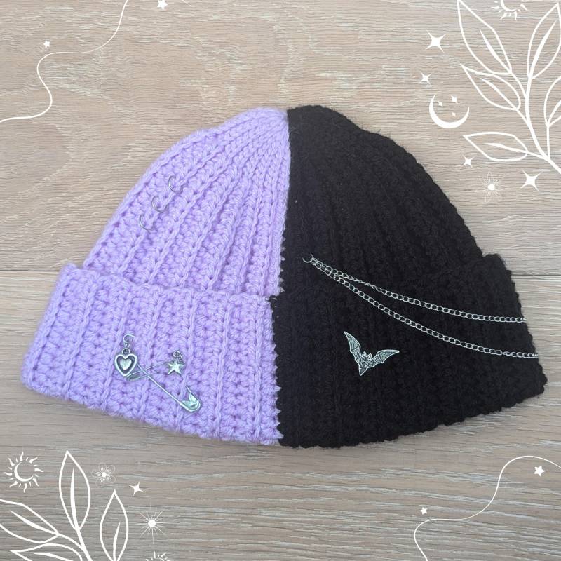 Gehaakte Gothic Beanie Twee Kleuren | Handgemaakte Alternatieve Wintermuts Unisex Crochet Hat Met Spikes & Accessoires Kawaii Goth Gehaakte Gothic Beanie Twee Kleuren | Handgemaakte Alternatieve Wintermuts Unisex Crochet Hat Met Spikes & Accessoires Kawaii Goth von StitchcraftByFreja