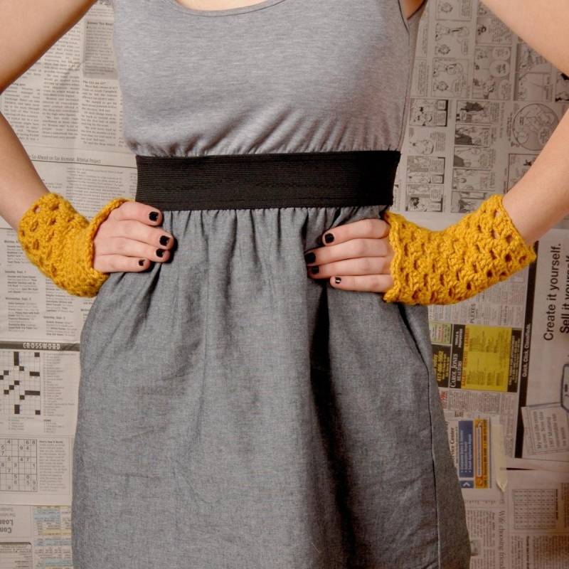 Gehäkelte Fingerlose Handschuhe Goldgelbe Klobige Armstulpen Gehäkelte Fingerlose Handschuhe Goldgelbe Klobige Armstulpen von StitchedByKimmie