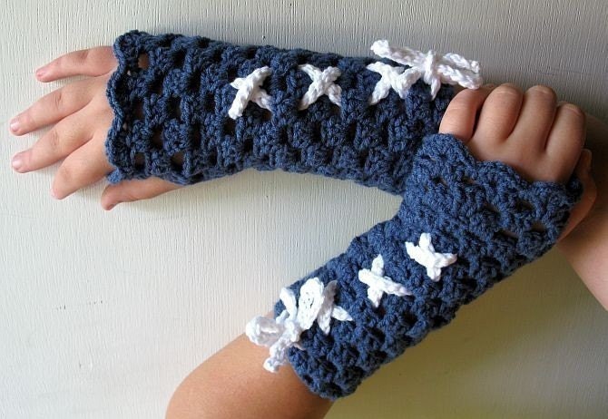 Gehäkelte Fingerlose Handschuhe Nachtblaue Korsett Armstulpen Gehäkelte Fingerlose Handschuhe Nachtblaue Korsett Armstulpen von StitchedByKimmie