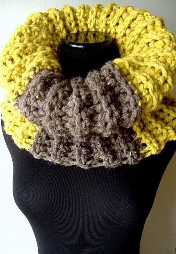 Gehäkelte Schlauchschal Schlauchschal/Loop - Citrine Gelb & Braun von StitchedByKimmie