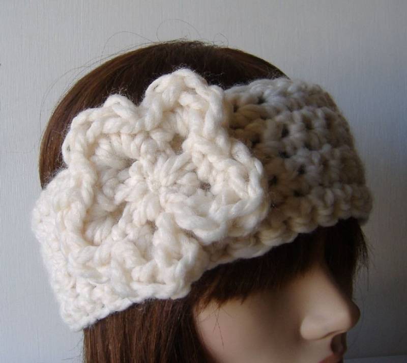 Gehäkelter Ohrenwärmer Creme Blumen Haarband, Halswärmer, Ohrenwärmer von StitchedByKimmie