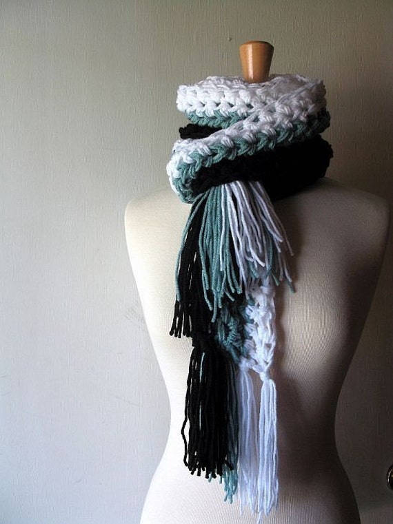 Gehäkelter Schal Aus Acryl, Schwarzer Onyx, Cremeweiß, Himmelblau von StitchedByKimmie