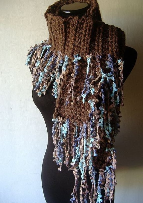 Gehäkelter Schal Aus Mokkabrauner Wollmischung Mit Blauen Fransen Gehäkelter Schal Aus Mokkabrauner Wollmischung Mit Blauen Fransen von StitchedByKimmie