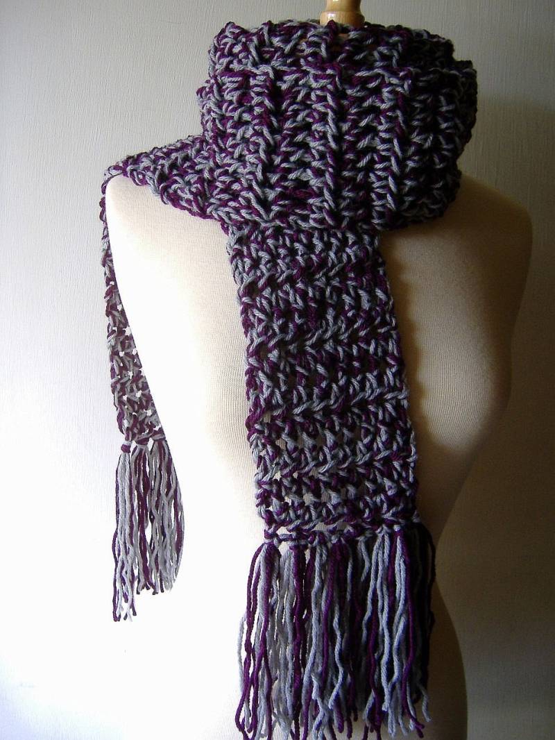 Gehäkelter Schal Fransen-Schal in Grau & Pflaumen-Lila von StitchedByKimmie