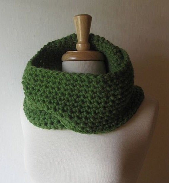 Gehäkelter Schlauchschal Grasgrüner Loop Gehäkelter Schlauchschal Grasgrüner Loop von StitchedByKimmie