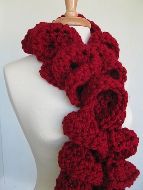 Handgefertigter Roter Häkelschal Mit Rüschen Damenschal Handgefertigter Roter Häkelschal Mit Rüschen Damenschal von StitchedByKimmie
