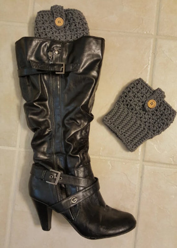 Frauen Boot Cuffs Mit Holzknopf Akzent Frauen Boot Cuffs Mit Holzknopf Akzent von StitchedBySovs
