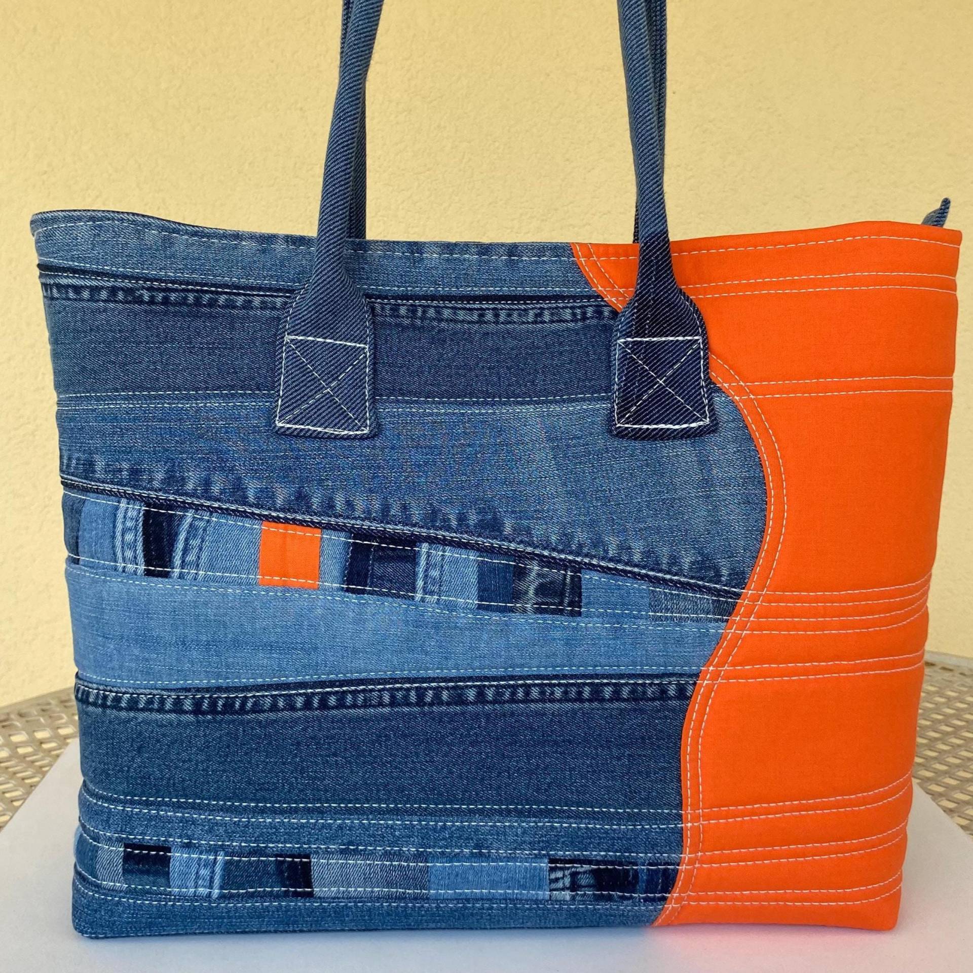 Beuteltasche Aus Jeans Und Neuem Baumwollstoff, Geräumig, Mit Reißverschluss, Innen 3 Steckfächer 1 Reißverschlusstasche, Weiche Tragegriffe Beuteltasche Aus Jeans Und Neuem Baumwollstoff, Geräumig, Mit Reißverschluss, Innen 3 Steckfächer 1 Reißverschlusstasche, Weiche Tragegriffe von StitchedByTonneke