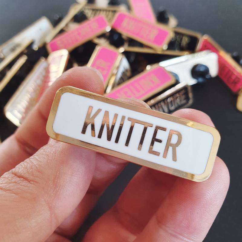 Hard Enamel Pin Badge - Knitter Yarnivore Häkeler Hard Enamel Pin Badge - Knitter Yarnivore Häkeler von StitchersTees