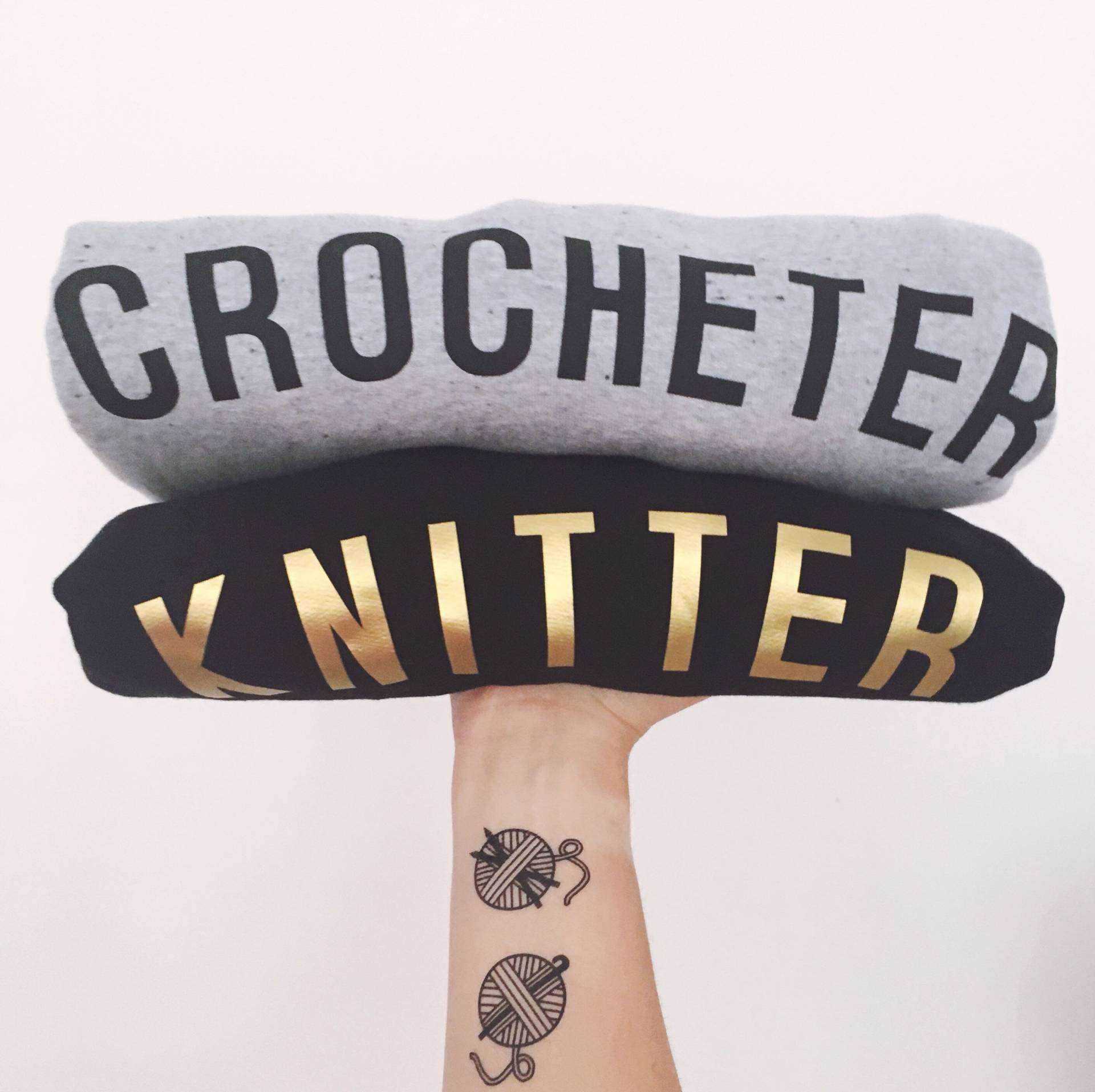 Knitter Sweatshirt // Unisex-Sweatshirt Mit Stricklogo Fairtrade-Bio-Baumwolle/Geschenke Für Strickerinnen Bastlerinnen Sie Knitter Sweatshirt // Unisex-Sweatshirt Mit Stricklogo Fairtrade-Bio-Baumwolle/Geschenke Für Strickerinnen Bastlerinnen Sie von StitchersTees