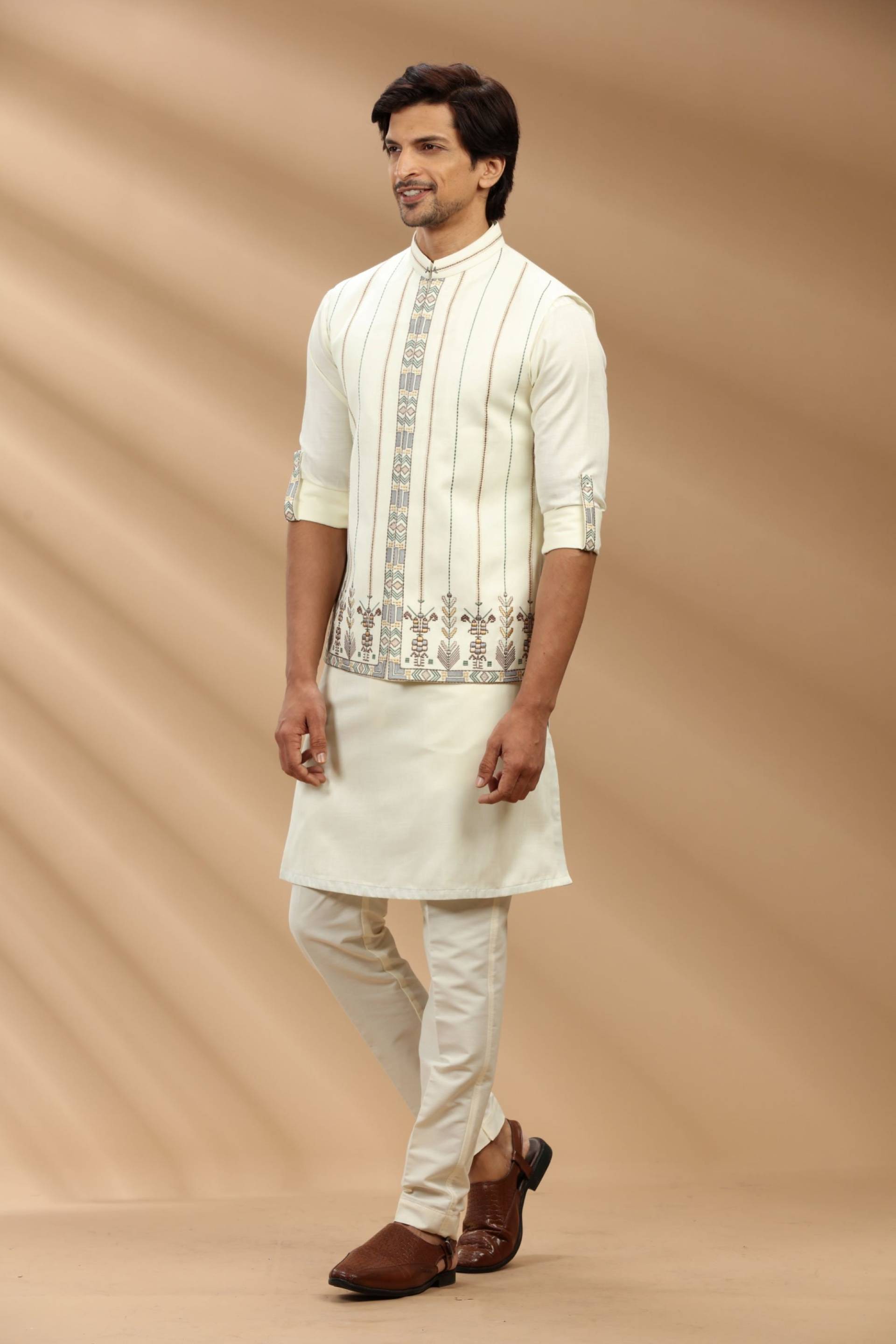 Off White Kurta Pyjama Set Aus Seide Mit Bestickter Nehru Jacke von StitcheryUK
