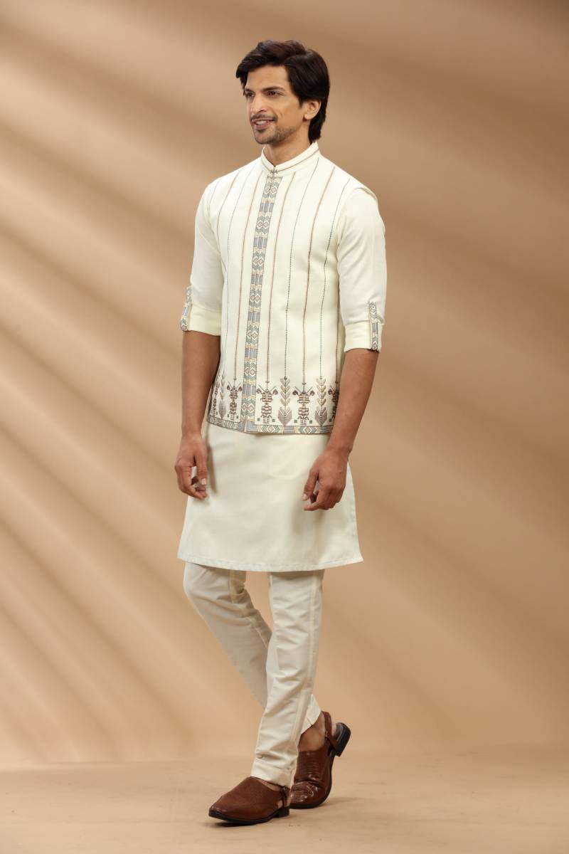 Off White Kurta Pyjama Set Aus Seide Mit Bestickter Nehru Jacke von StitcheryUK