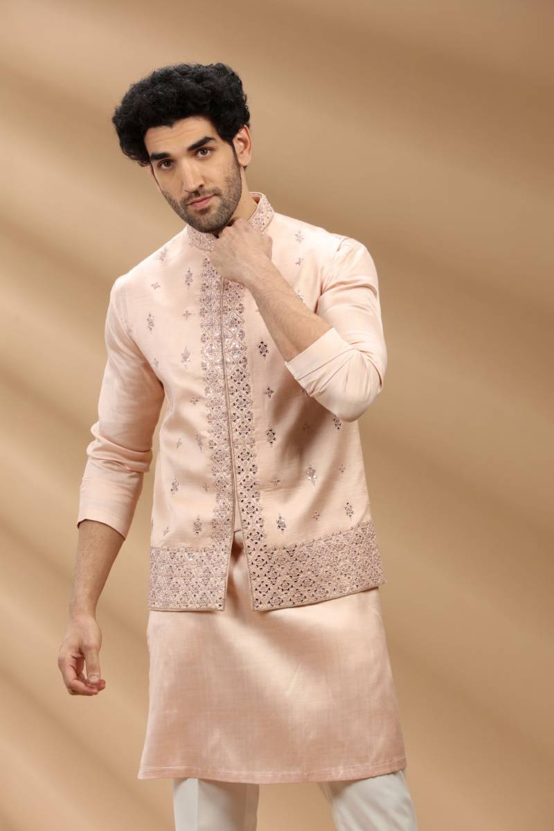 Pfirsich Bestickte Seiden Kurta Set Mit Weste von StitcheryUK