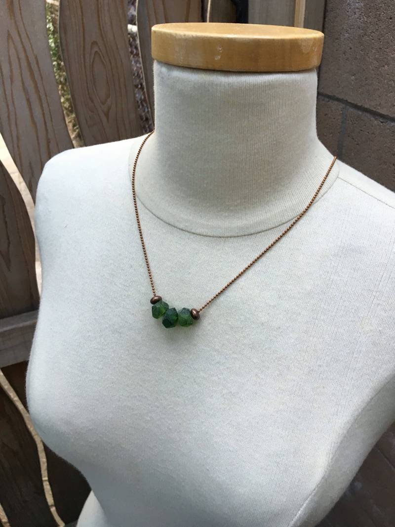 Kelly Green Recycelte Glas Halskette | Hellgrüne Glasperlen Aus Recyceltem An Kupferkugelkette Grüner Apfel Sweet Rock Candy von Stitches2Stones