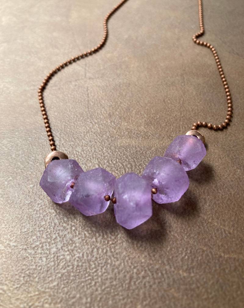 Lavendel Glas Halskette | Gefrostete Lila Glasperlen An Einer Antiken Kupfer-Kette von Stitches2Stones