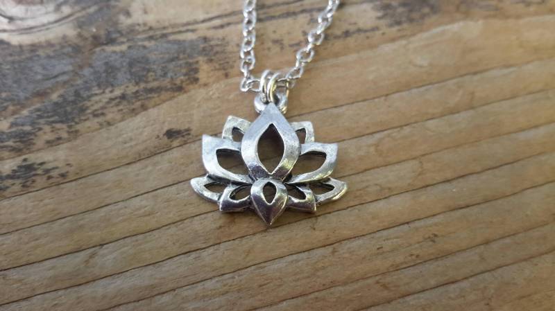 Lotus Blume Halskette | Antik Silber Seerose Anhänger Kleiner Heiliger An Silberner Kette Lotus Blume Halskette | Antik Silber Seerose Anhänger Kleiner Heiliger An Silberner Kette von Stitches2Stones