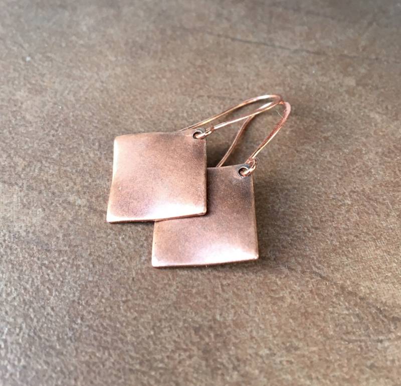 Verkauf Kleine Einfache Diamant Anhänger | Kupfer Antik Gold Oder Silber Leichte Flache Gewellte Ohrringe Jeden Tag Tropfen in Antikem Kupfer, Bronze Verkauf Kleine Einfache Diamant Anhänger | Kupfer Antik Gold Oder Silber Leichte Flache Gewellte Ohrringe Jeden Tag Tropfen in Antikem Kupfer, Bronze von Stitches2Stones