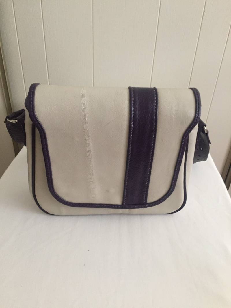 Handarbeit, Ein Unikat Lederumhängetasche Handarbeit, Ein Unikat Lederumhängetasche von StitchesbyMichaelCo