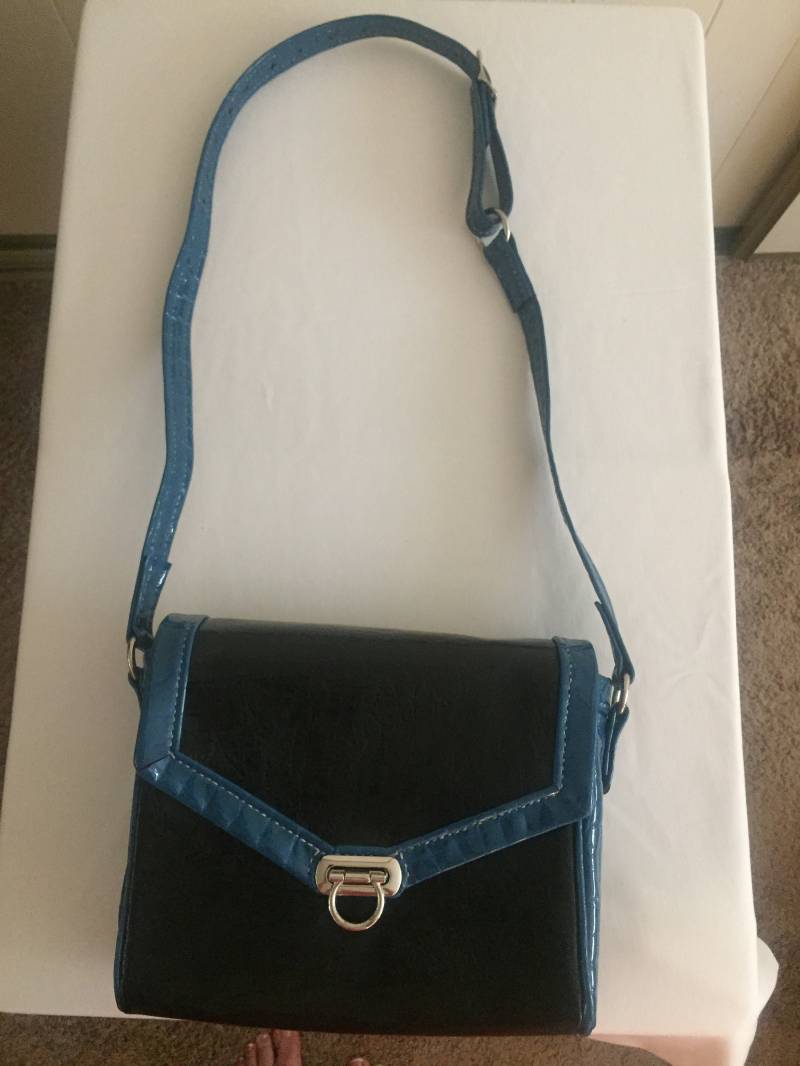 Handgemacht, Schwarzen Lackleder Schultertasche Mit Petrol Trim Handgemacht, Schwarzen Lackleder Schultertasche Mit Petrol Trim von StitchesbyMichaelCo