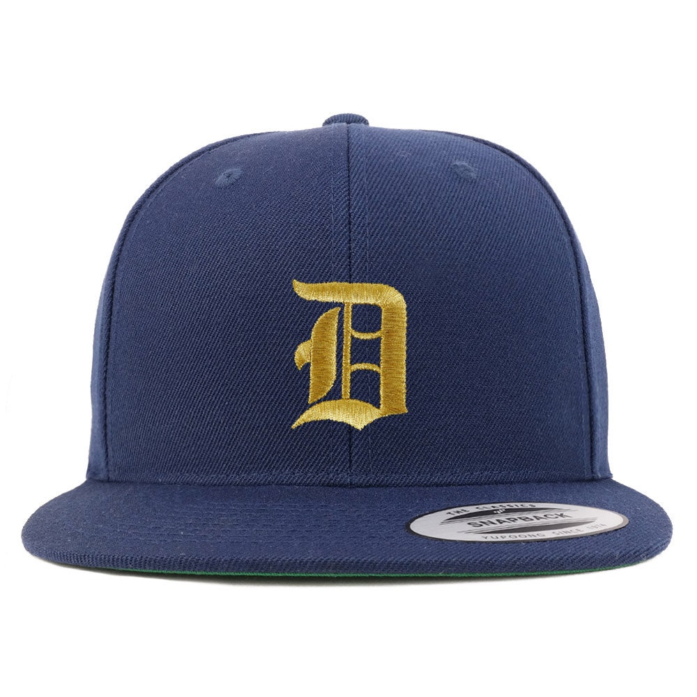 stitchfy Alt Englisch Gold D Bestickt Flatbill Snapback Cap | Sf-Txt004-G-Flx-6089M von Stitchfy