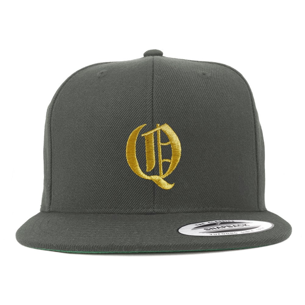 stitchfy Alt Englisch Gold Q Gestickt Flatbill Snapback Cap | Sf-Txt017-G-Flx-6089M von Stitchfy