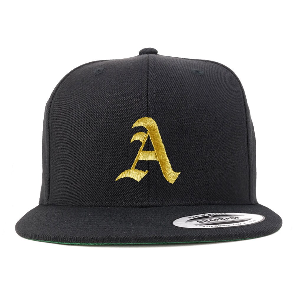 stitchfy Altenglisch Gold A Gestickte Flatbill Snapback Cap | Sf-Txt001-G-Flx-6089M von Stitchfy