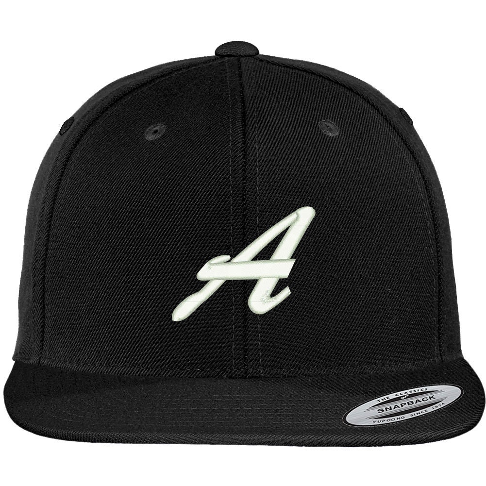 stitchfy Letter A Brushed Script Gestickte Flat Bill Snapback Baseballkappe von Stitchfy