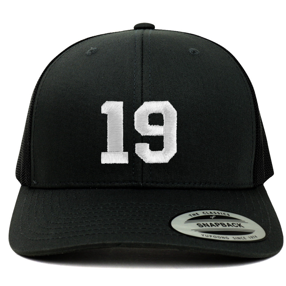 stitchfy Number 19 Weißer Faden Bestickte Retro Trucker Mesh Baseballkappe | Sf-Txt224-Flx-6606 von Stitchfy