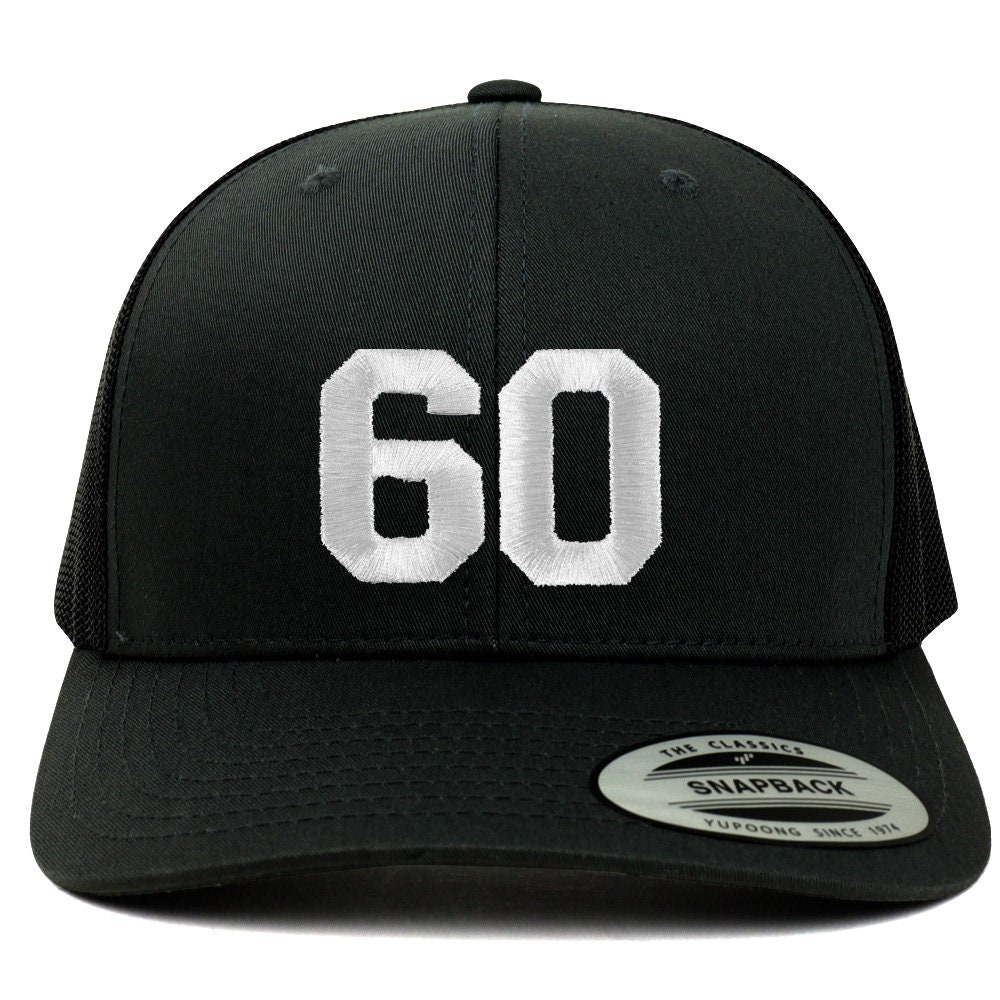 stitchfy Number 60 Weißer Faden Bestickte Retro Trucker Mesh Baseballkappe | Sf-Txt265-Flx-6606 von Stitchfy