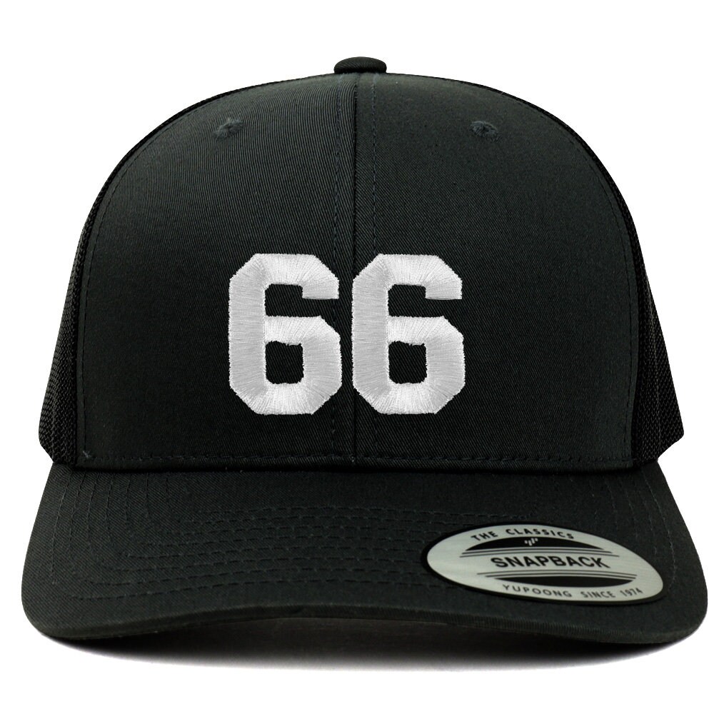 stitchfy Number 66 Weißer Faden Bestickte Retro Trucker Mesh Baseballkappe | Sf-Txt271-Flx-6606 von Stitchfy