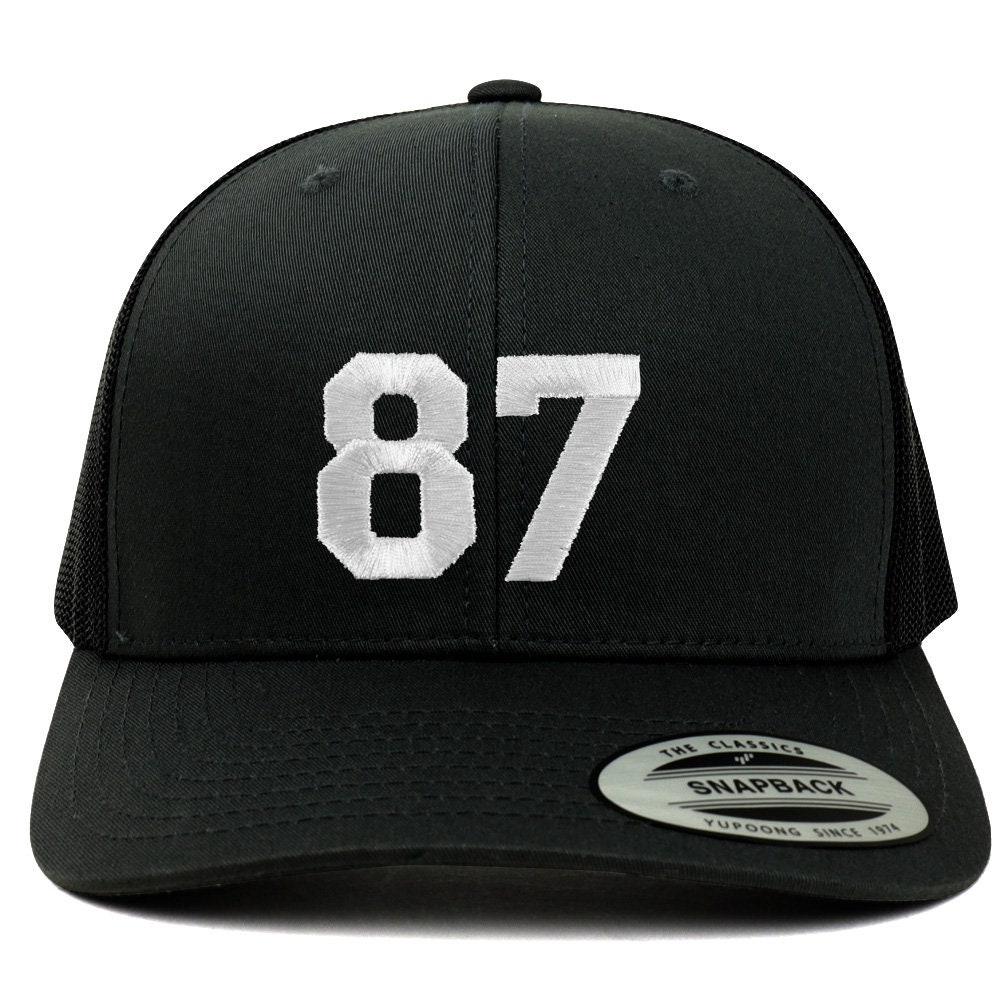 stitchfy Number 87 Weißer Faden Bestickte Retro Trucker Mesh Baseballkappe | Sf-Txt292-Flx-6606 von Stitchfy