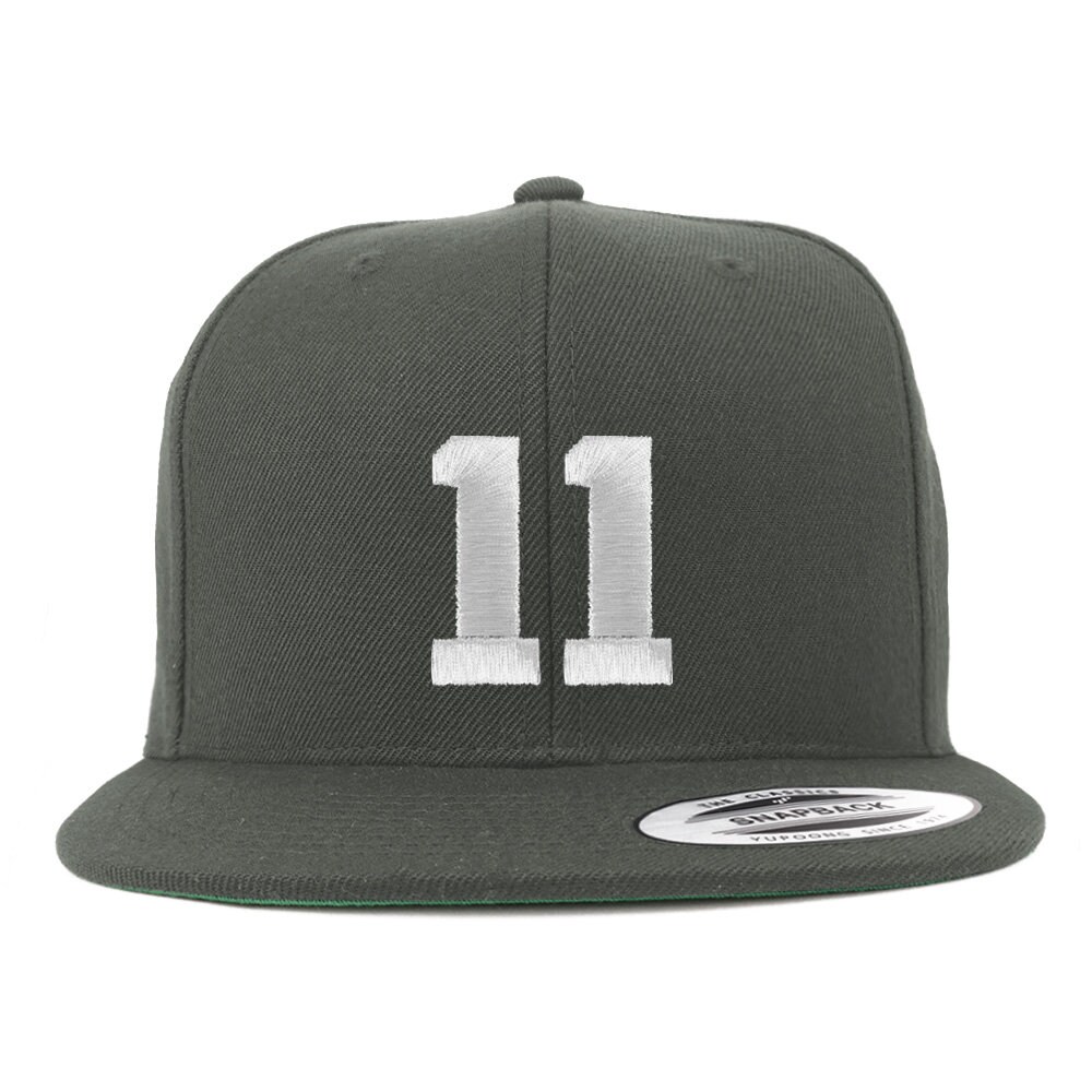 stitchfy Nummer 11 Weißer Faden Bestickte Flat Bill Snapback Baseballkappe | Sf-Txt216-Flx-6089M von Stitchfy