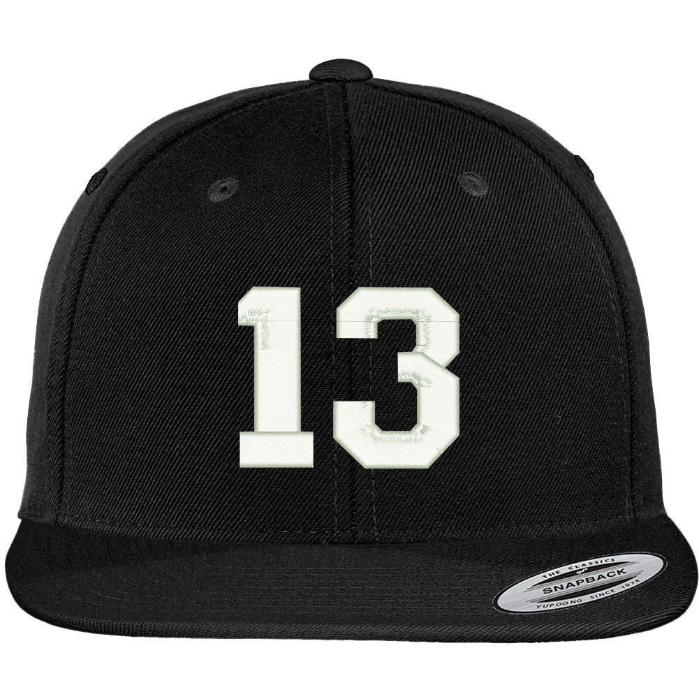 stitchfy Nummer 13 Collegiate Varsity Schriftart Bestickte Flat Bill Snapback Cap von Stitchfy