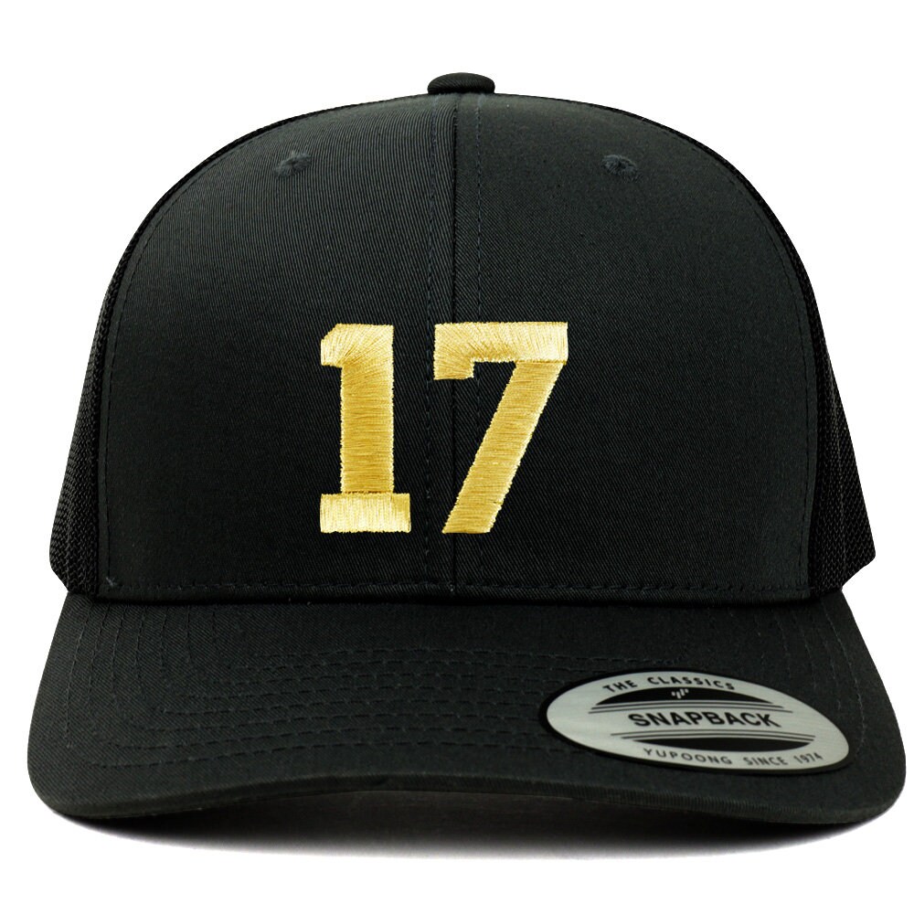 stitchfy Nummer 17 Goldfaden Bestickte Retro Trucker Mesh Baseballkappe | Sf-Tt222-G-Flx-6606 von Stitchfy