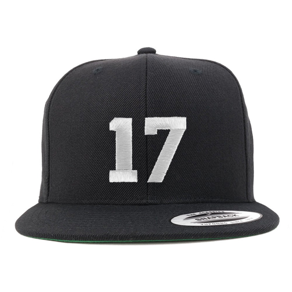 stitchfy Nummer 17 Weißer Faden Bestickte Flat Bill Snapback Baseballkappe | Sf-Txt222-Flx-6089M von Stitchfy