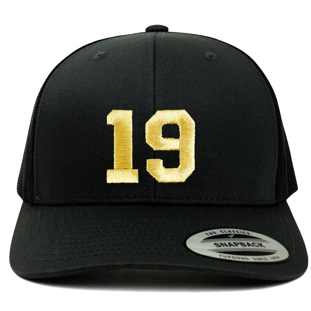 stitchfy Nummer 19 Goldfaden Bestickte Retro-Trucker-Netz-Baseballmütze | Sf-Txt224-G-Flx-6606 von Stitchfy