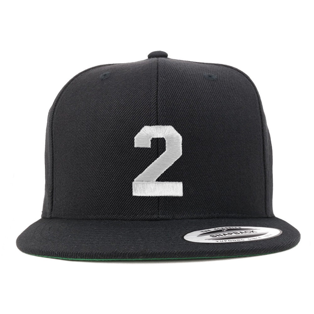 stitchfy Nummer 2 Weißer Faden Bestickte Flat Bill Snapback Baseballkappe | Sf-Txt206-Flx-6089M von Stitchfy