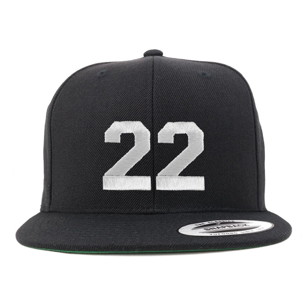 stitchfy Nummer 22 Weiße Faden Bestickte Flache Rechnung Snapback Baseballkappe | Sf-Txt227-Flx-6089M von Stitchfy