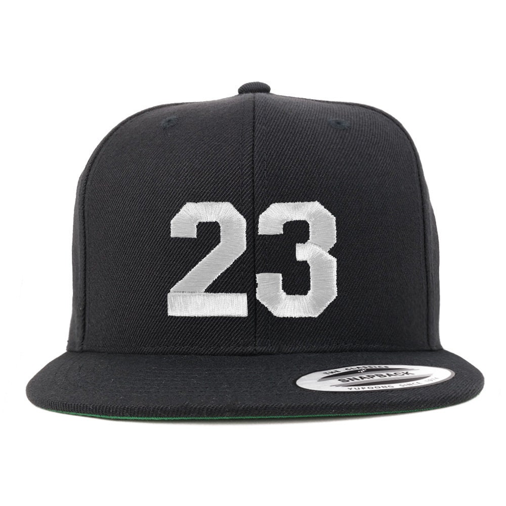 stitchfy Nummer 23 Weißer Faden Bestickte Flat Bill Snapback Baseballkappe | Sf-Txt228-Flx-6089M von Stitchfy