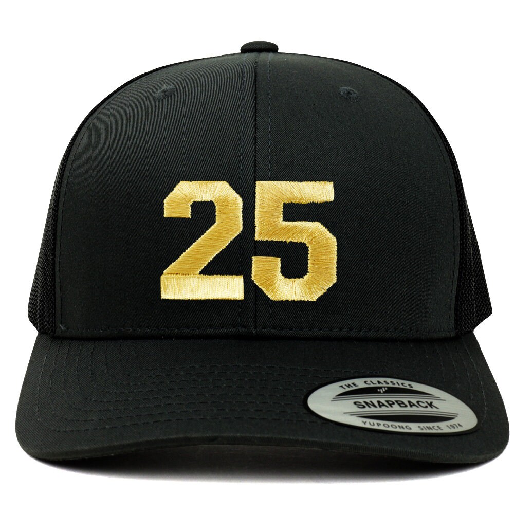 stitchfy Nummer 25 Goldfaden Bestickte Retro Trucker Mesh Baseballkappe | Sf-Txt230-G-Flx-6606 von Stitchfy