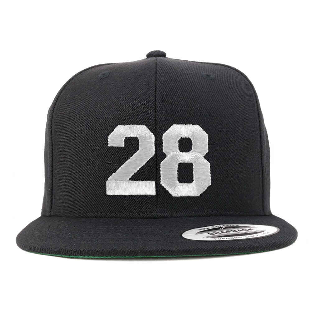 stitchfy Nummer 28 Weißer Faden Bestickte Flat Bill Snapback Baseballkappe | Sf-Txt233-Flx-6089M von Stitchfy