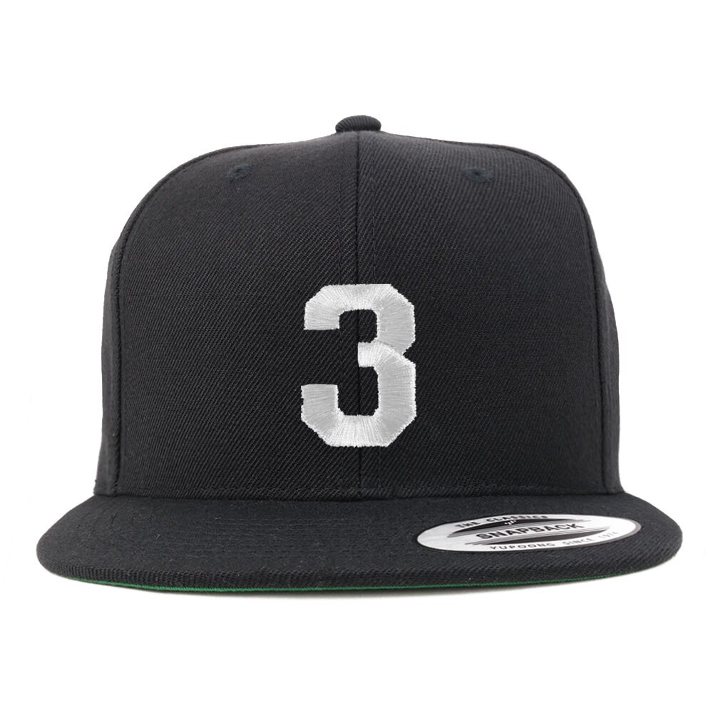 stitchfy Nummer 3 Weißer Faden Bestickte Flat Bill Snapback Baseballkappe | Sf-Txt207-Flx-6089M von Stitchfy