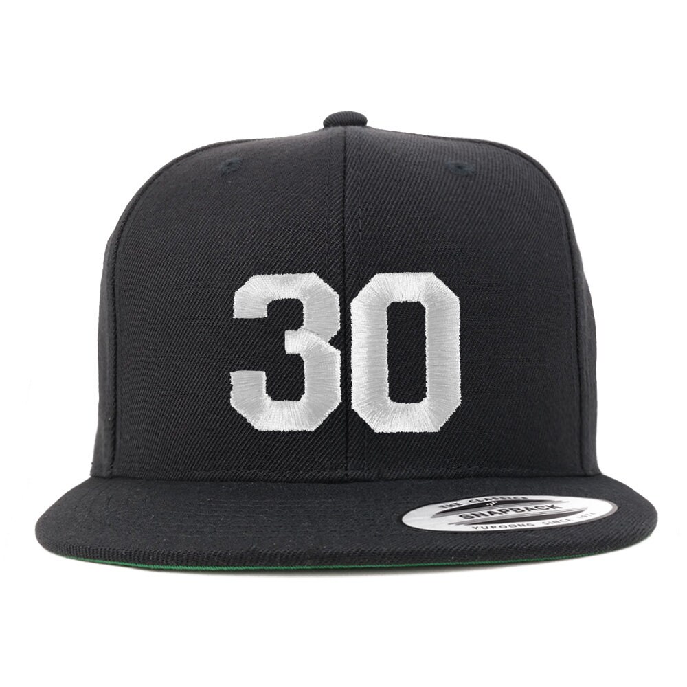 stitchfy Nummer 30 Weiße Faden Bestickte Flache Rechnung Snapback Baseballkappe | Sf-Txt235-Flx-6089M von Stitchfy