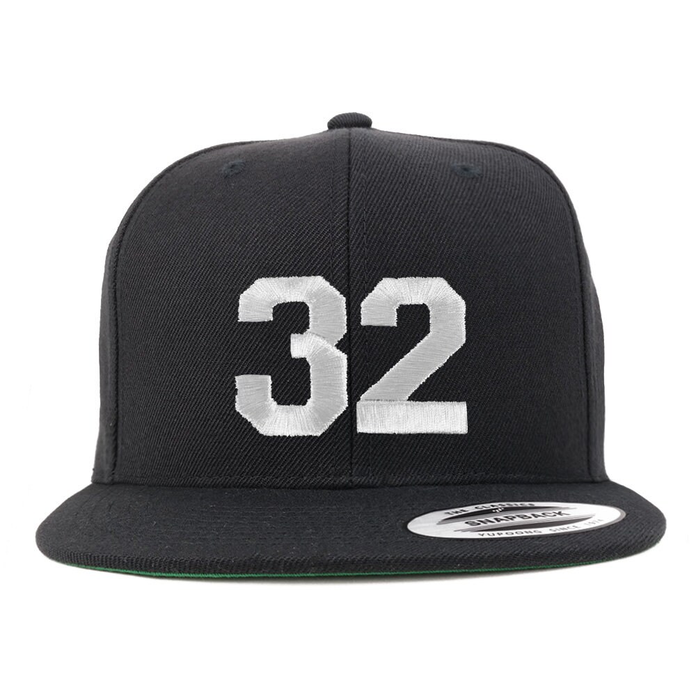 stitchfy Nummer 32 Weiße Faden Bestickt Flat Bill Snapback Baseball Cap | Sf-Txt237-Flx-6089M von Stitchfy