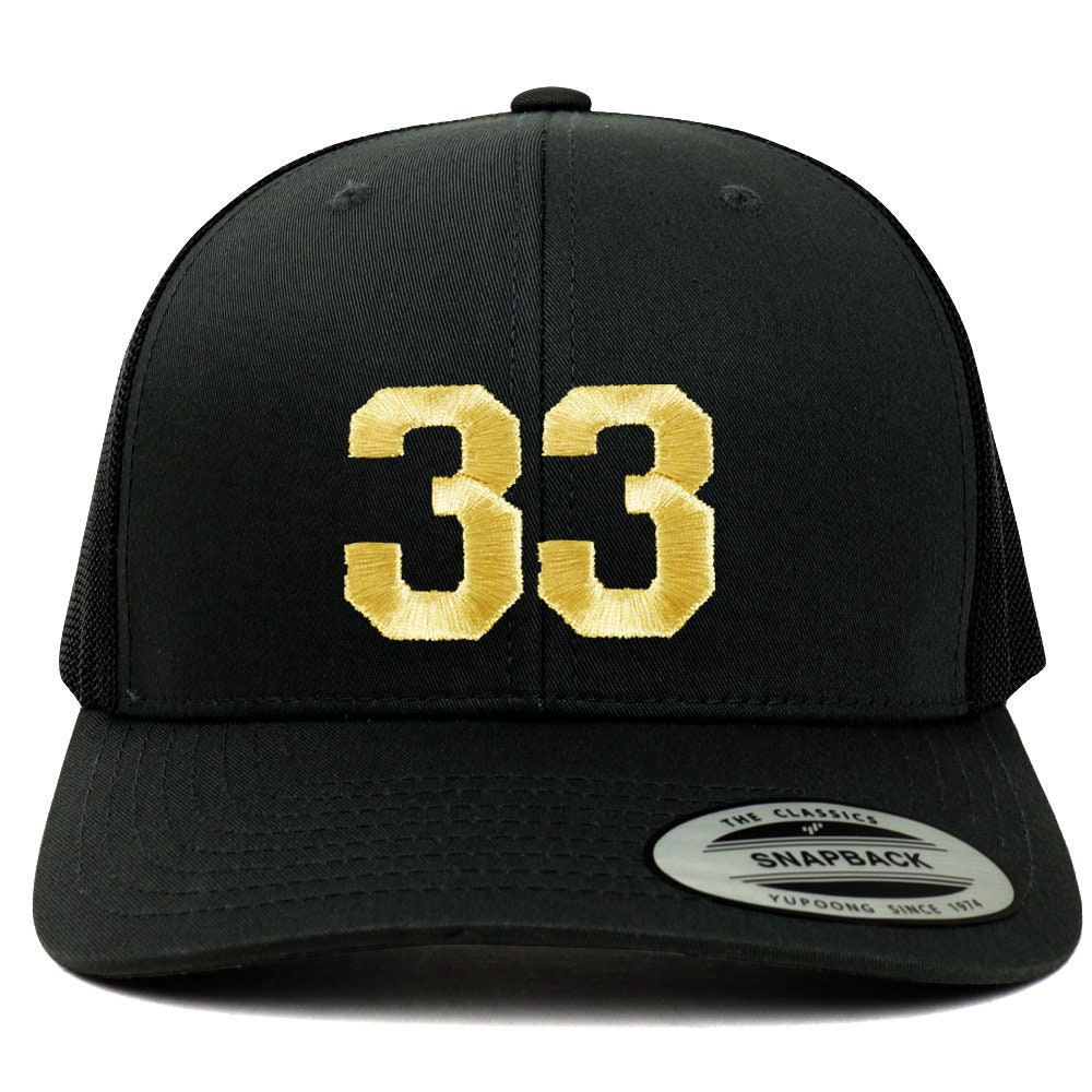 stitchfy Nummer 33 Goldfaden Bestickte Retro Trucker Mesh Baseballkappe | Sf-Tt238-G-Flx-6606 von Stitchfy