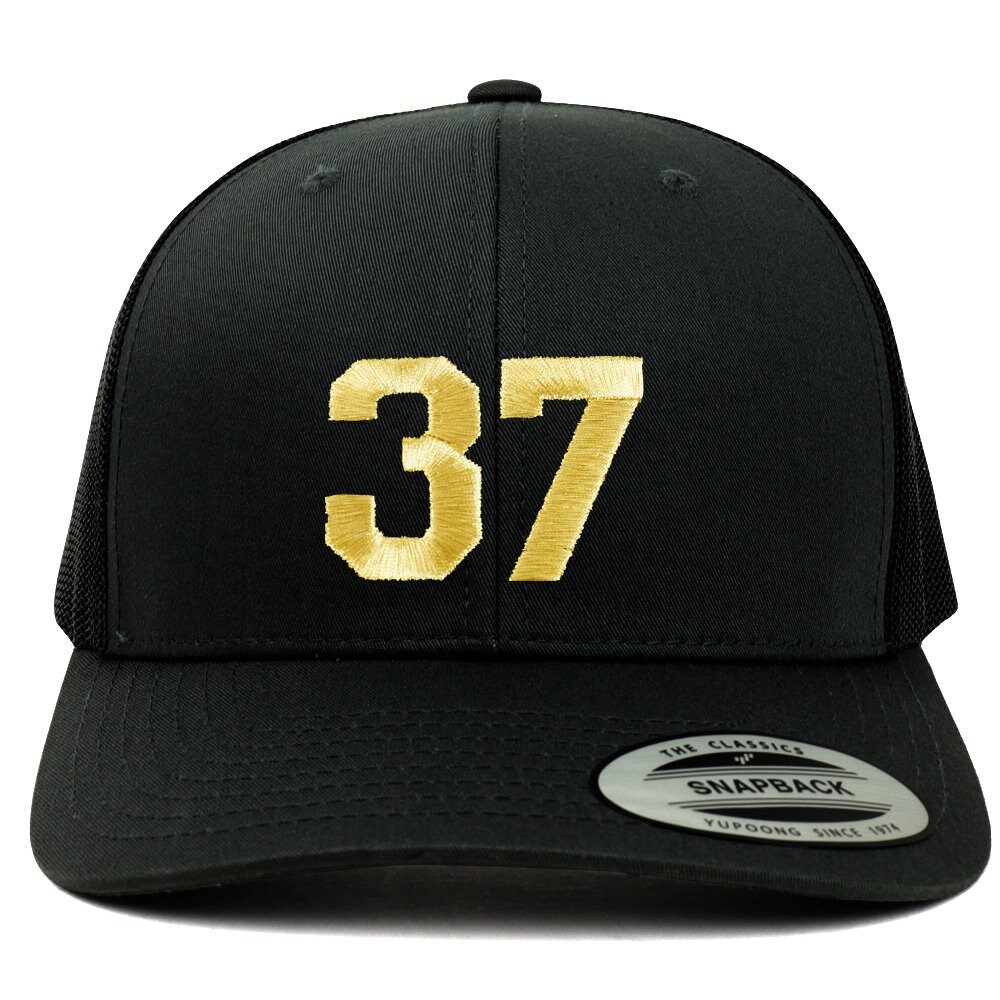 stitchfy Nummer 37 Goldfaden Bestickte Retro-Trucker-Netz-Baseballmütze | Sf-Txt242-G-Flx-6606 von Stitchfy