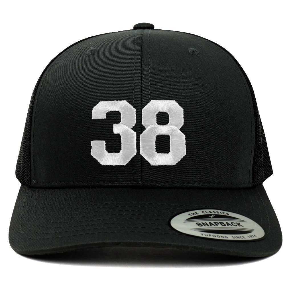 stitchfy Nummer 38 Weißer Faden Bestickte Retro Trucker Mesh Baseballkappe | Sf-Txt243-Flx-6606 von Stitchfy