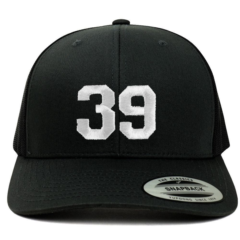 stitchfy Nummer 39 Weißer Faden Bestickte Retro-Trucker-Netz-Baseballmütze | Sf-Txt244-Flx-6606 von Stitchfy